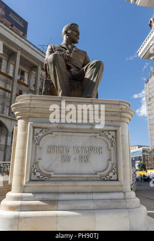 SKOPJE, REPUBBLICA DI MACEDONIA - 13 Maggio 2017: Hristo Tatarchev Monument e la Macedonia e l'arco di Porta, Skopje, Macedonia Foto Stock