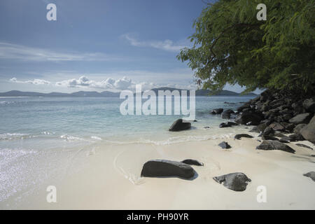 Bella vista dalla spiaggia di Isola tropicale Foto Stock