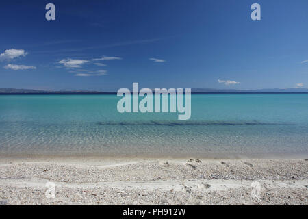 Beauriful sfumature di colore blu sulla spiaggia Foto Stock