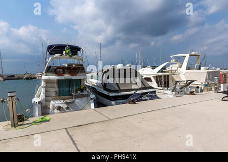 CHALKIDIKI, Macedonia centrale, Grecia - Agosto 25, 2014: Seascape del porto di Nikiti a Sithonia penisola Calcidica, Macedonia centrale, Grecia Foto Stock