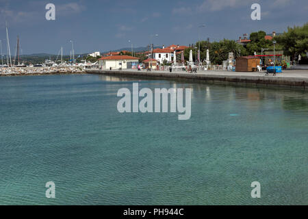 CHALKIDIKI, Macedonia centrale, Grecia - Agosto 25, 2014: Seascape del porto di Nikiti a Sithonia penisola Calcidica, Macedonia centrale, Grecia Foto Stock