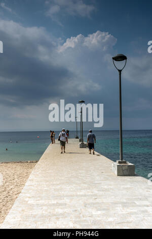 CHALKIDIKI, Macedonia centrale, Grecia - Agosto 25, 2014: Seascape del porto di Nikiti a Sithonia penisola Calcidica, Macedonia centrale, Grecia Foto Stock