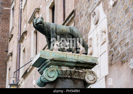 Statua di lupo capitolino alimentazione di Romolo e Remo a Roma Foto Stock