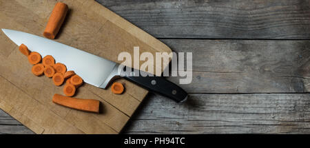 Appena tagliato le carote sul vecchio tavolo in legno Foto Stock