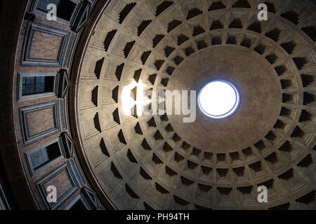 Pantheon cupola interno con foro centrale Foto Stock