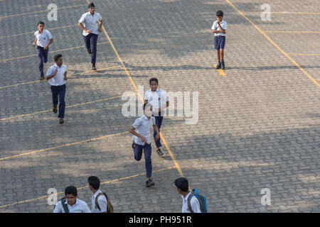 Mangalore, India - 8 Luglio 2018 - College boys da St. Aloysius High School godere del loro tempo libero davanti al college a Manglore - India Foto Stock