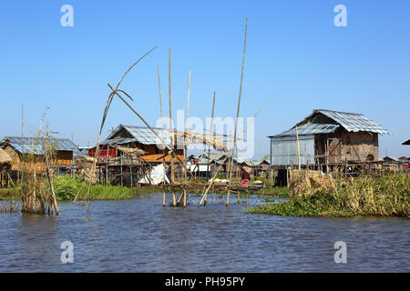 Stilted case nel villaggio sul Lago Inle Foto Stock