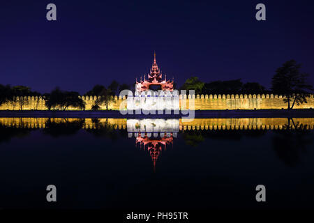 Fort o Palazzo Reale di Mandalay di notte Foto Stock