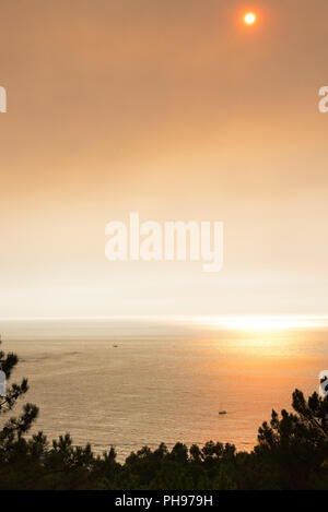 Sundown durante il periodo estivo degli incendi di foreste in Portogallo Foto Stock