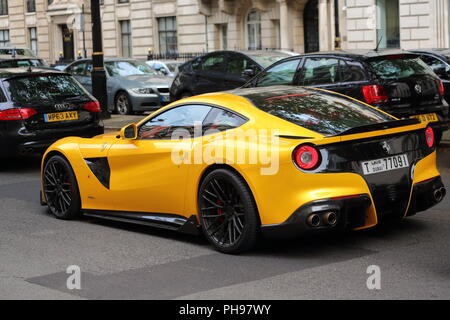 Giallo Ferrari F12 la berlinetta a Londra, Regno Unito Foto Stock