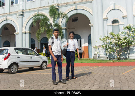 Mangalore, India - 8 Luglio 2018 - College boys da St. Aloysius High School godere del loro tempo libero davanti al college a Manglore - India Foto Stock