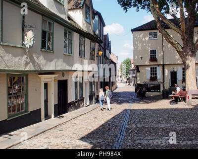 Elm Hill è una storica corsia di ciottoli in Norwich, Norfolk con numerosi edifici risalenti al periodo di Tudor. Foto Stock