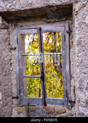 Vecchio abbandonato in pietra per la casa di PALIÀ PERITHIA presso il monte Pantokrator, l'isola di Corfù, Grecia. Palià Perithia è un villaggio fantasma sul lato nord del Foto Stock