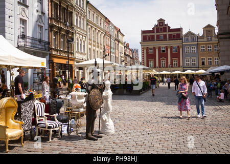 Antiquariato, cibo e bancarelle di artigiani nel corso di San Giovanni Fiera (Jarmark swietojanski), la Piazza del Mercato Vecchio, Poznan, Polonia. Foto Stock