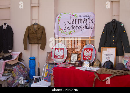 Antiquariato, cibo e bancarelle di artigiani nel corso di San Giovanni Fiera (Jarmark swietojanski), la Piazza del Mercato Vecchio, Poznan, Polonia. Foto Stock