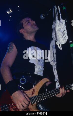 Rodrigo Gonzalez von 'Die Ärzte', deutsche Punk Rock Funpunk Ska Band, bei einem Konzert a Landshut, Deutschland 1995. Rodrigo Gonzalez di tedesco pun Foto Stock