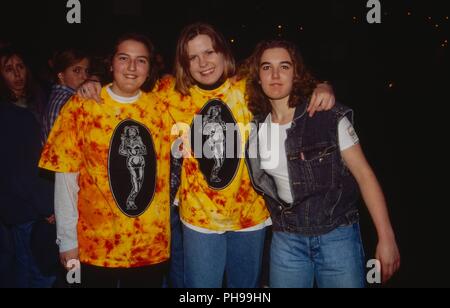 Ventole und sostenitore von 'Die Ärzte', deutsche Punk Rock Funpunk Ska Band, vor einem Konzert a Bielefeld, Deutschland 1994. Gli appassionati e i sostenitori del germe Foto Stock