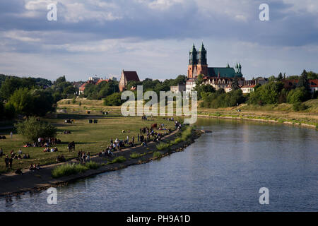 I giovani durante il loro appoggio sul fiume Warta a Poznań. Cattedrale Isola (Ostrow Tumski) in background. Foto Stock