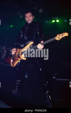 Rodrigo Gonzalez von 'Die Ärzte', deutsche Punk Rock Funpunk Ska Band, bei einem Konzert a Landshut, Deutschland 1995. Rodrigo Gonzalez di tedesco pun Foto Stock