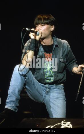 Frank Z., Sänger von 'Abwärts', deutsche Punkband aus Hamburg, beim Konzert a Berlino, Deutschland 1991. Il cantante Frank Z. di tedesco punk band "Abwaerts Foto Stock