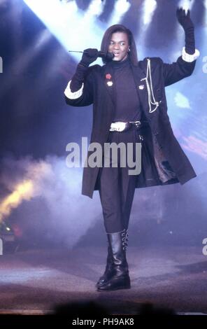 Jermaine Stewart, amerikanischer Popsänger, bei einem Konzert in München, Deutschland 1988. American pop singer Jermaine Stewart performing live presso MU Foto Stock