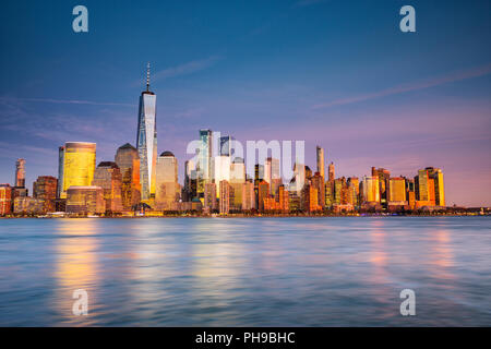 La parte inferiore di Manhattan, Edifici riflessioni al tramonto. Vista dal New Jersey Foto Stock