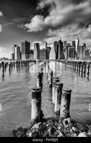 Il centro di Manhattan skyline di New York City, una vista da Brooklyn Foto Stock