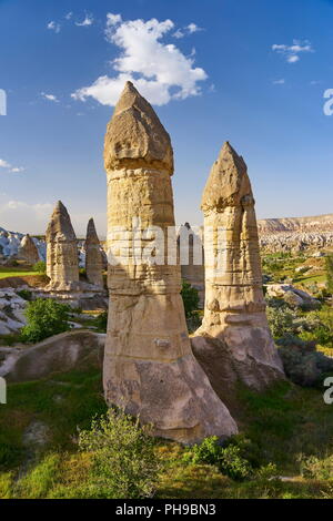 Camini di Fata rock formazione in Love Valley, Cappadocia, Goreme National Park, Turchia Foto Stock