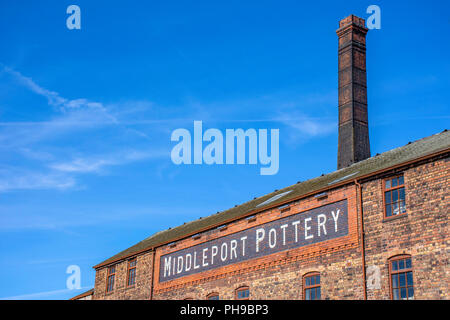 Stoke on Trent, Staffordshire/UK-04.05.2018:Middleport fabbrica di ceramica sulla Banca di Trento e Mersey canal.xix secolo storica architettura industriale. Foto Stock