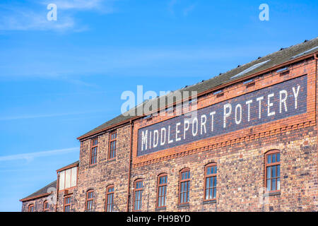 Stoke on Trent, Staffordshire/UK-04.05.2018:Middleport fabbrica di ceramica sulla Banca di Trento e Mersey canal.xix secolo storica architettura industriale. Foto Stock