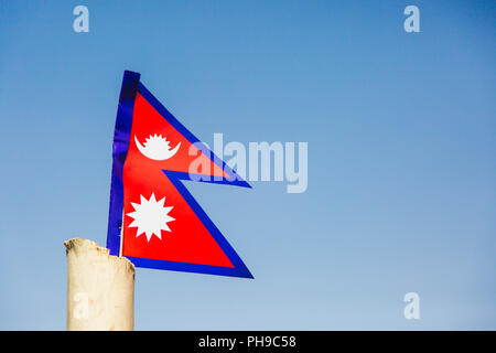 Bandiera nazionale del Nepal con cielo blu.La bandiera nazionale del Nepal è il solo mondi non-quadrilatero bandiera nazionale Foto Stock