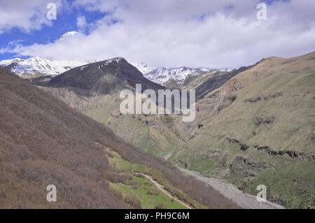 La gamma della montagna intorno al monte Kazbek in monti caucasici Foto Stock