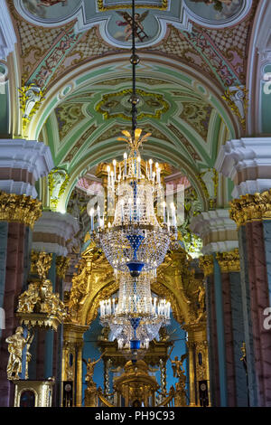 Lampadari nella chiesa. Foto Stock