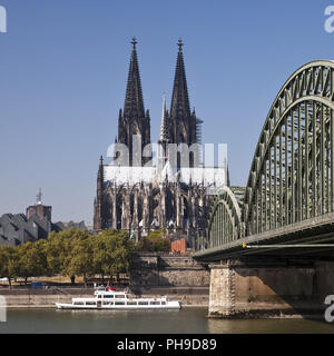 La cattedrale di Colonia con ponte di Hohenzollern e il fiume Rhein, Colonia, nella Renania settentrionale-Vestfalia, Germania Foto Stock