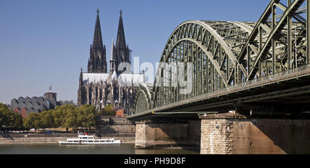 La cattedrale di Colonia con ponte di Hohenzollern e il fiume Rhein, Colonia, nella Renania settentrionale-Vestfalia, Germania Foto Stock