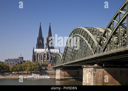 La cattedrale di Colonia con ponte di Hohenzollern e il fiume Rhein, Colonia, nella Renania settentrionale-Vestfalia, Germania Foto Stock