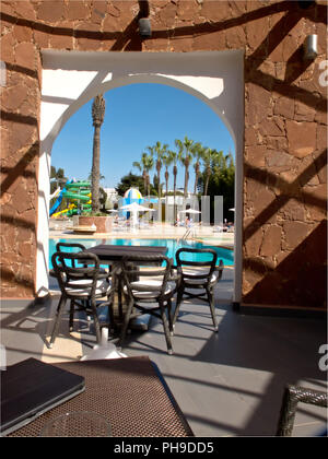 Hotel con bar sulla piscina ad Agadir, Marocco Foto Stock