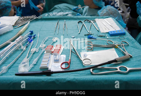 Strumenti su di un tavolo operatorio in un ospedale Foto Stock