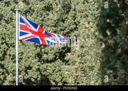 Britannica union jack bandiera sventola nel vento al di fuori di una casa a Corby, Inghilterra. Foto Stock
