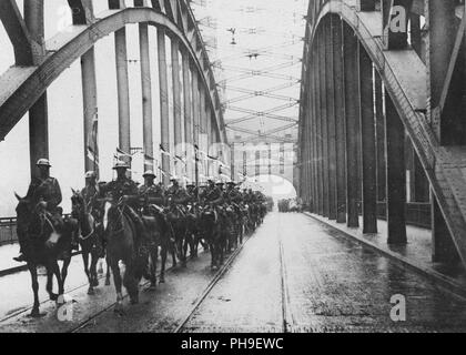 1919 - esercito di occupazione - l'esercito britannico attraversa in Germania. Distacco del British Lancieri attraversando il ponte sul Reno a Colonia, Germania Foto Stock