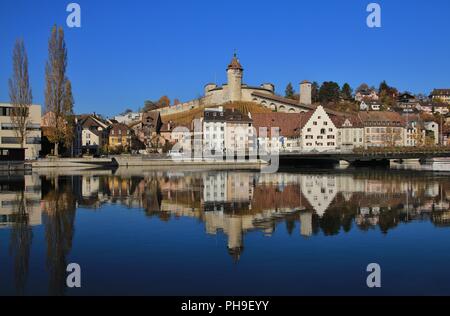 Città medievale di Schaffhausen riflettente nel fiume Reno Foto Stock