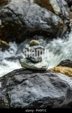 Pile di pietre vicino le Rossignolet cascata, Auvergne Parco Nazionale Vulcani, Puy de Dome, Auvergne Rhone Alpes, Francia Foto Stock