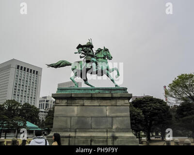 Tokyo, Giappone - 24 settembre 2015. Kusunoki Masashige statua statua in bronzo del giapponese hero. La corrosione del bronzo in verde. Foto Stock