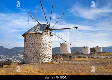 Mulini a vento sulla collina, Bodrum, Provincia di Mugla, Turchia Foto Stock