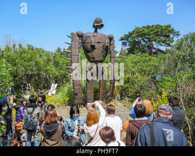 Nara, Giappone - 9 Ottobre 2017: Un robot statua nel parco. Parco giapponese Foto Stock