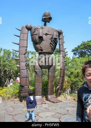 Nara, Giappone - 9 Ottobre 2017: Un robot statua nel parco. Parco giapponese Foto Stock