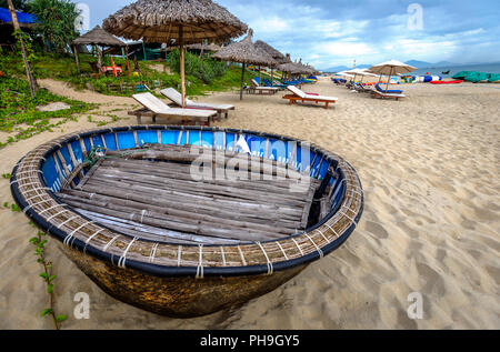 Basket barche sulla spiaggia - An Bang Beach, Hoi An, Vietnam Foto Stock