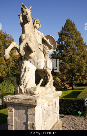 Rider la scultura in giardino barocco, Burg castello con fossato di Anholt, Isselburg, Muensterland, Germania Foto Stock