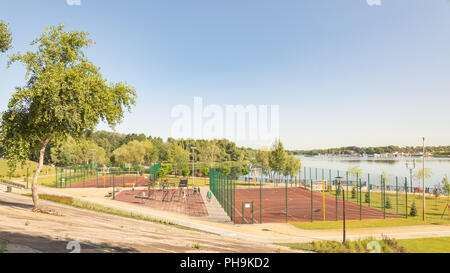 Kiev - Ucraina - Agosto 23, 2018 - Outdoor sports facility nel parco Natalka di Kiev in Ucraina, vicino al fiume Dnieper. Le persone sono la formazione unde Foto Stock