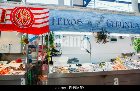 Girona, Spagna - Luglio 9, 2018: Lleo mercato nel centro di Girona è un popolare mercato coperto che offre pesce fresco e altre merci Foto Stock